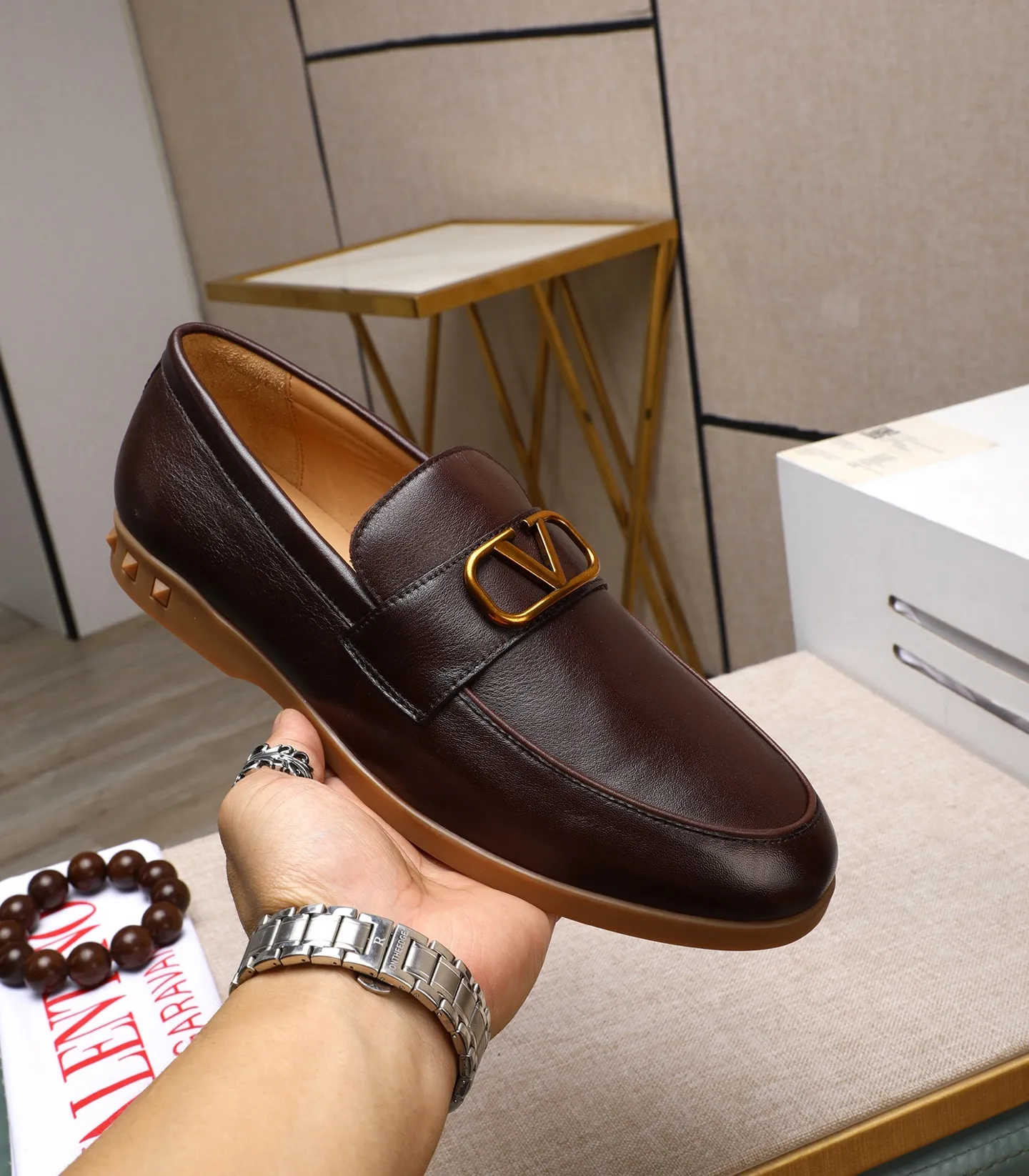 Men's shoes 💰520 [Valentino-Valentino] High-quality boutique men's shoes. The same style as the celebrities, original and authentic.✅ Made of imported cowhide + original apricot cowhide lining. The French luxury model is priced at 14,080 Swiss francs. It is also a Paris Fashion Week catwalk model. A brand can be deeply rooted in your heart, and a pair of shoes can make you linger. What you wear is not only noble, but also an aura. 👻Standard 38-45